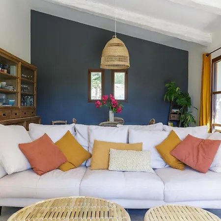 Charming Vineyard Lodge: Poolside Retreat Near Bandol Beaches Holiday home *