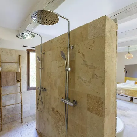 Charming Vineyard Lodge: Poolside Retreat Near Bandol Beaches