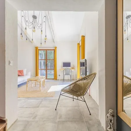 Charming Vineyard Lodge: Poolside Retreat Near Bandol Beaches * Le Beausset
