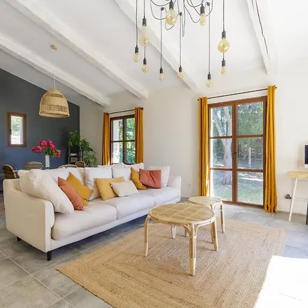 Holiday home Charming Vineyard Lodge: Poolside Retreat Near Bandol Beaches