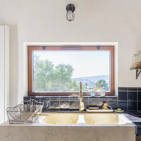 Charming Vineyard Lodge: Poolside Retreat Near Bandol Beaches *
