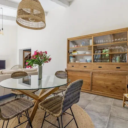Charming Vineyard Lodge: Poolside Retreat Near Bandol Beaches
