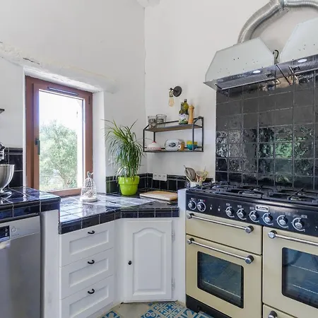 Charming Vineyard Lodge: Poolside Retreat Near Bandol Beaches Holiday home *