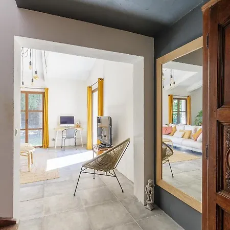 Charming Vineyard Lodge: Poolside Retreat Near Bandol Beaches Le Beausset