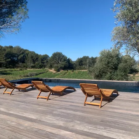 Charming Vineyard Lodge: Poolside Retreat Near Bandol Beaches