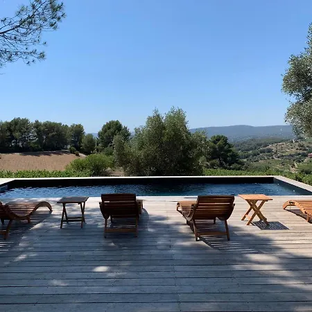 Charming Vineyard Lodge: Poolside Retreat Near Bandol Beaches