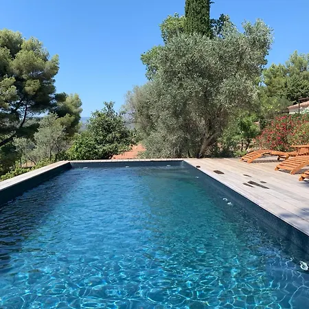 Charming Vineyard Lodge: Poolside Retreat Near Bandol Beaches